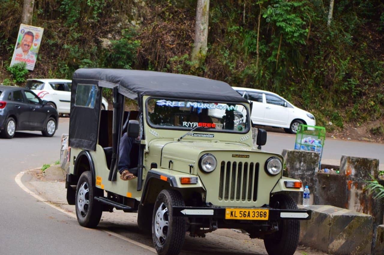 At the Stand, Kerala — Waiting on the roadside for the next run up to the viewpoint.
